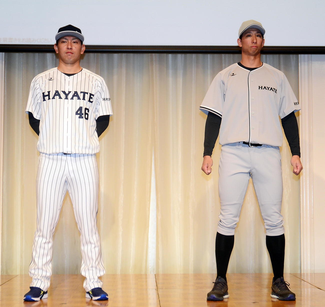 1月24日、ユニホームで登壇するくふうハヤテの田中（左）と福田