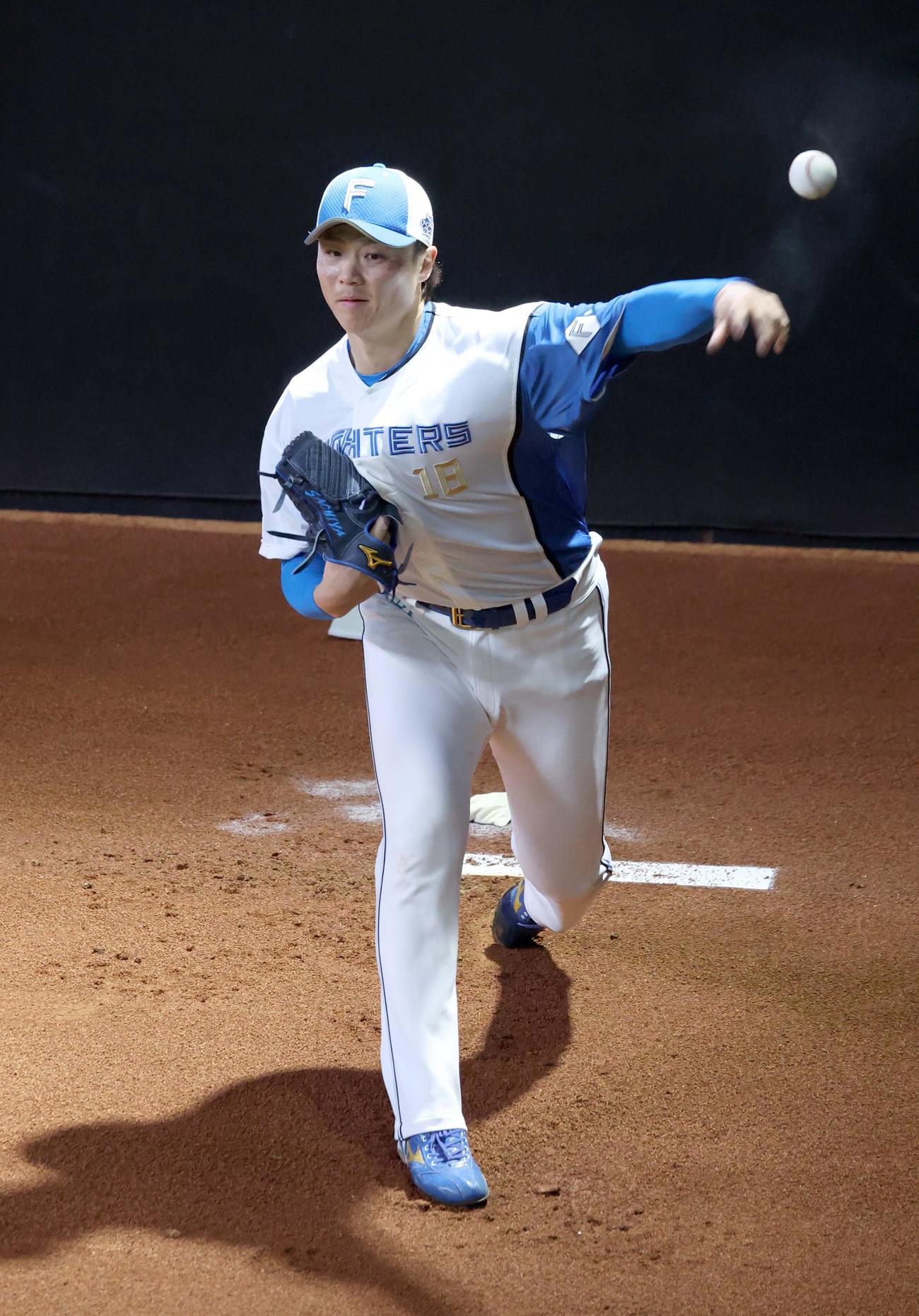 ブルペンで投球する日本ハム山崎（撮影・黒川智章）