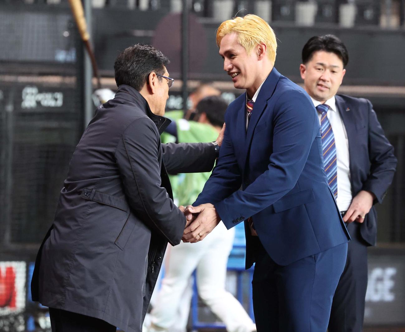 イースタン・リーグ春季教育リーグ　日本ハム対オイシックス新潟　日本ハム栗山CBO（左）と握手する陽岱鋼（撮影・黒川智章）