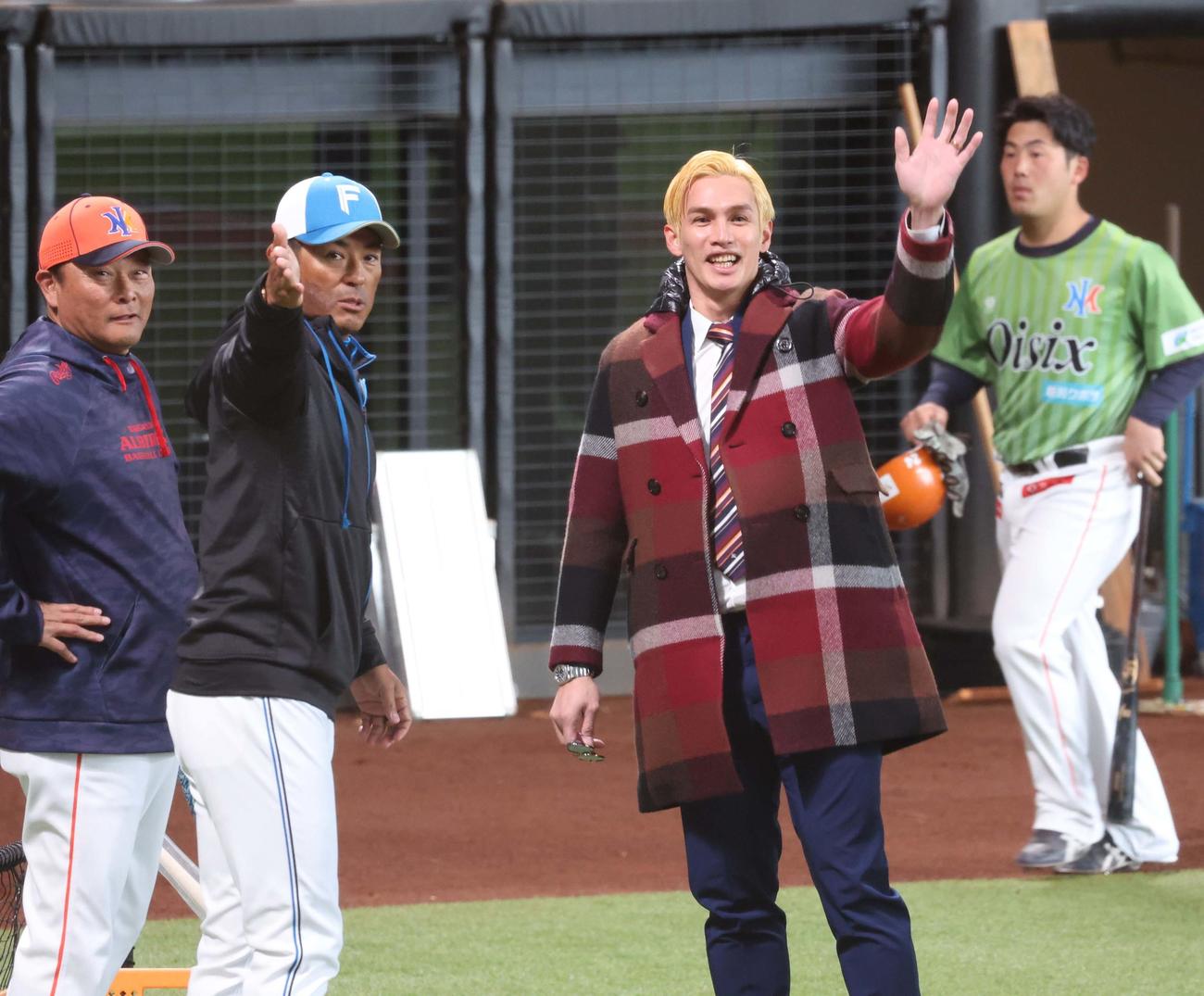 イースタン・リーグ春季教育リーグ　日本ハム対オイシックス新潟　日本ハム稲葉2軍監督（左から2人目）と話す陽岱鋼（撮影・黒川智章）