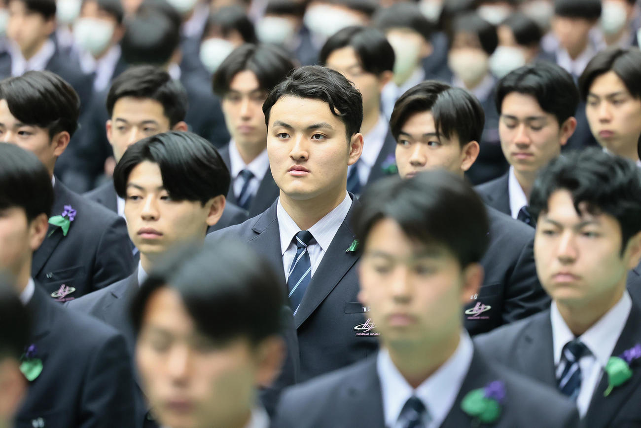 花巻東高の卒業式に臨む佐々木麟（中央）（撮影・足立雅史）
