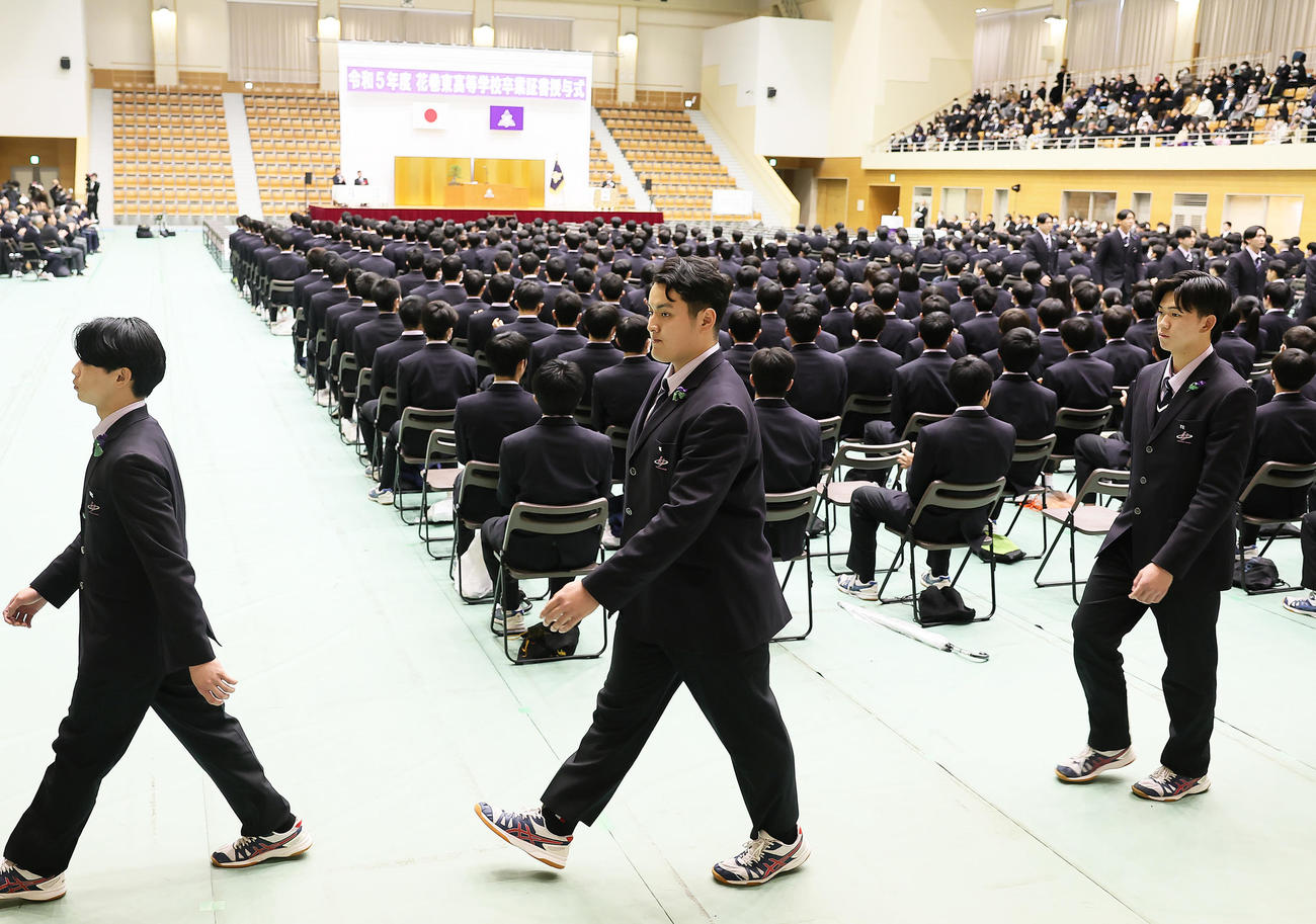 卒業式を終え、退場する佐々木麟（中央）（撮影・足立雅史）