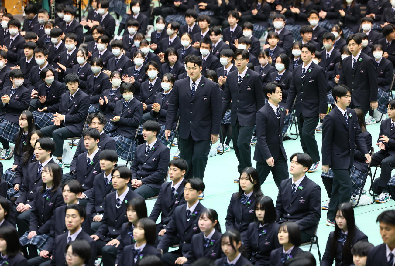 卒業式に臨む佐々木麟（中央）（撮影・足立雅史）