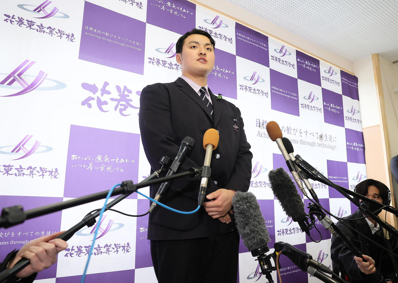 卒業式後、取材に応じる佐々木麟（撮影・足立雅史）