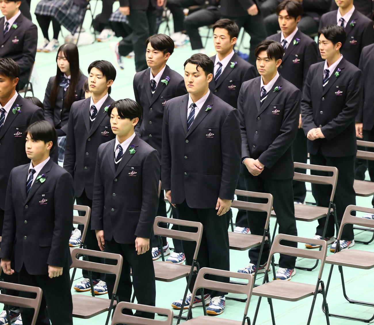 花巻東高の卒業式に臨む佐々木麟（中央）（撮影・足立雅史）