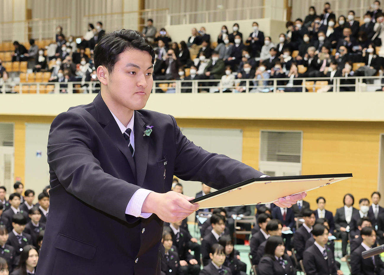花巻東高の卒業式で特別表彰を受ける佐々木麟（撮影・足立雅史）