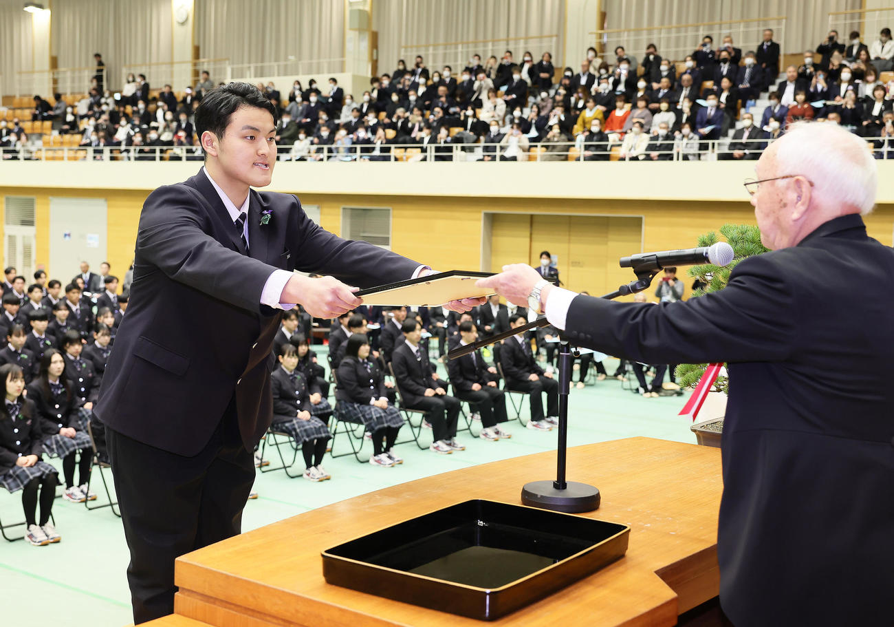 花巻東高の卒業式で特別表彰を受ける佐々木麟（撮影・足立雅史）