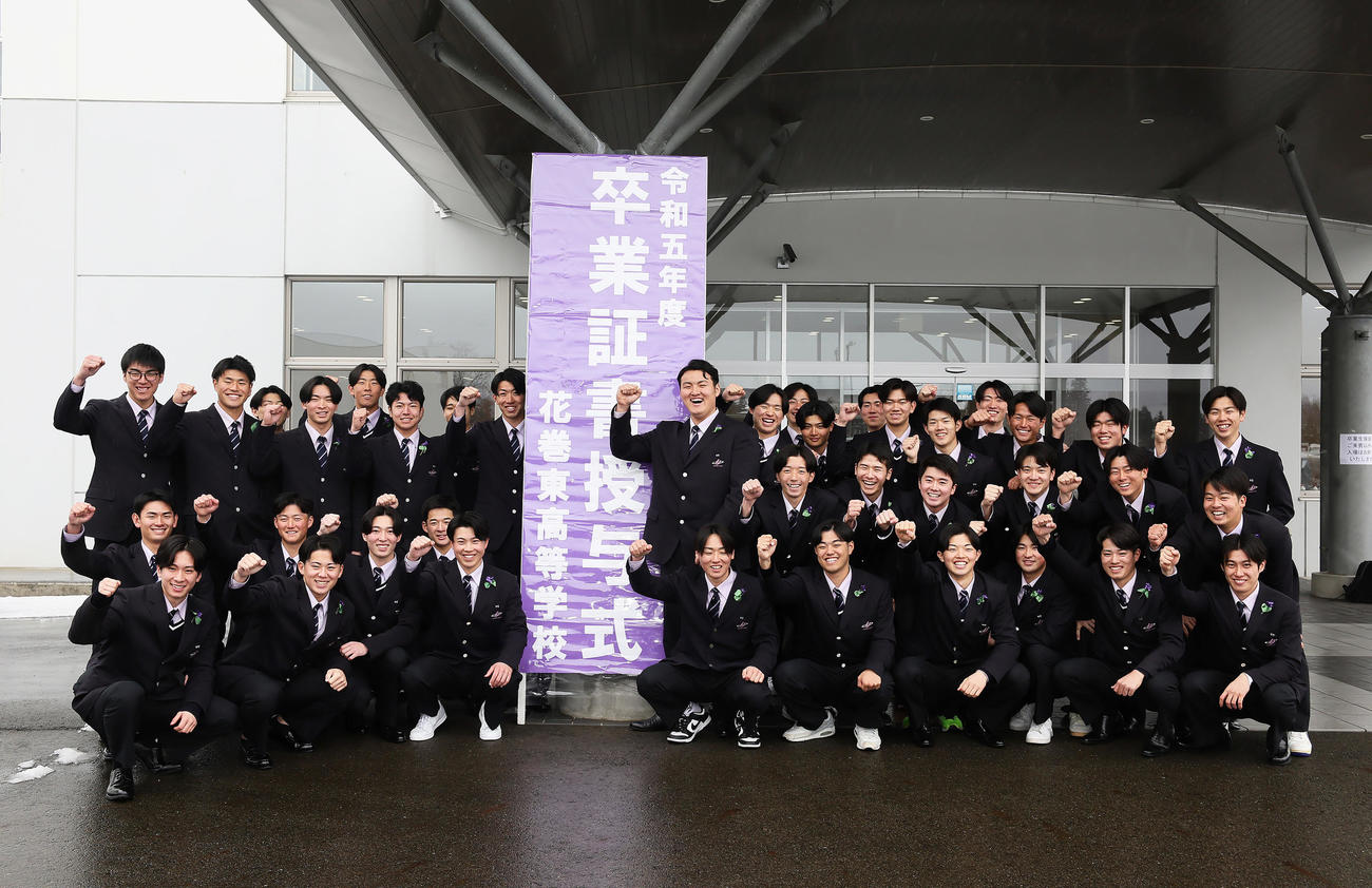 花巻東高の卒業式を終え、記念撮影に笑顔を見せる佐々木麟（中央）（撮影・足立雅史）