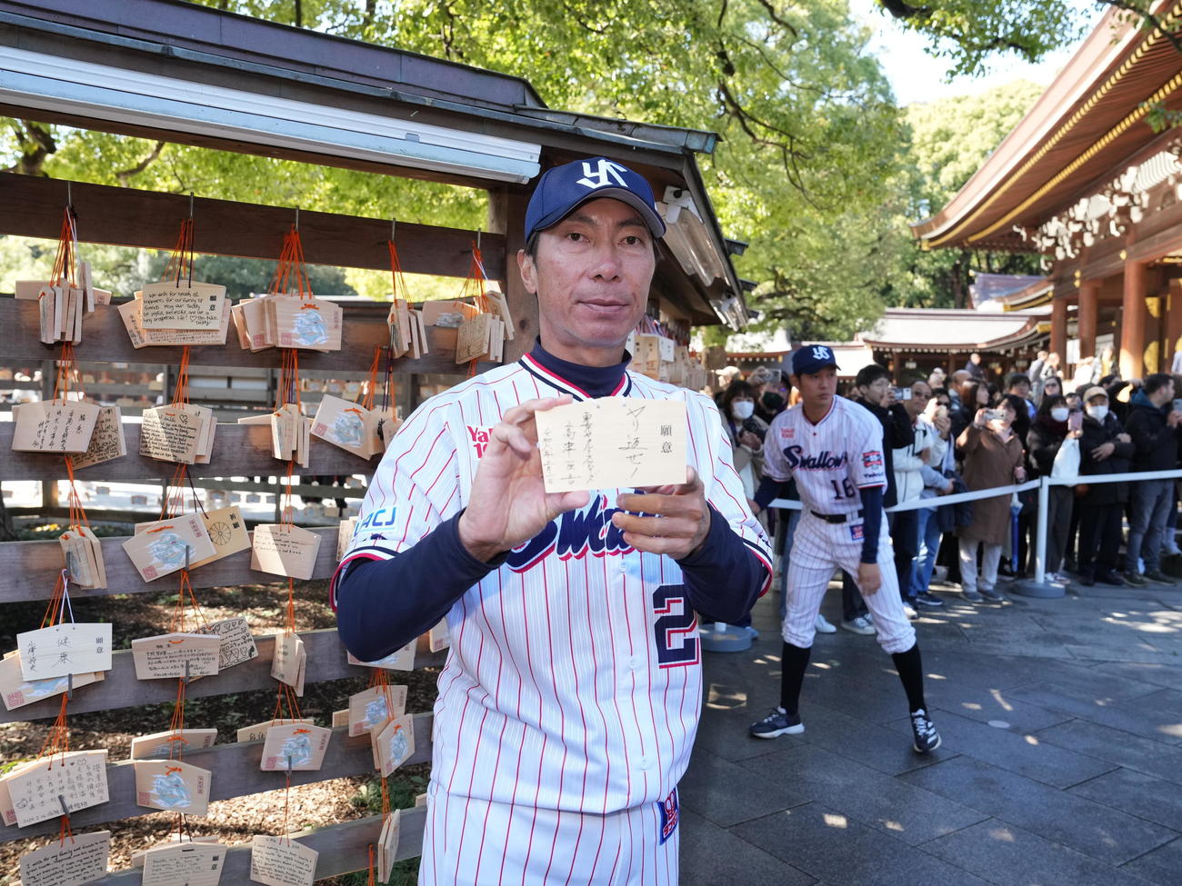 明治神宮での必勝祈願を終え絵馬を披露するヤクルト高津監督（撮影・小沢裕）