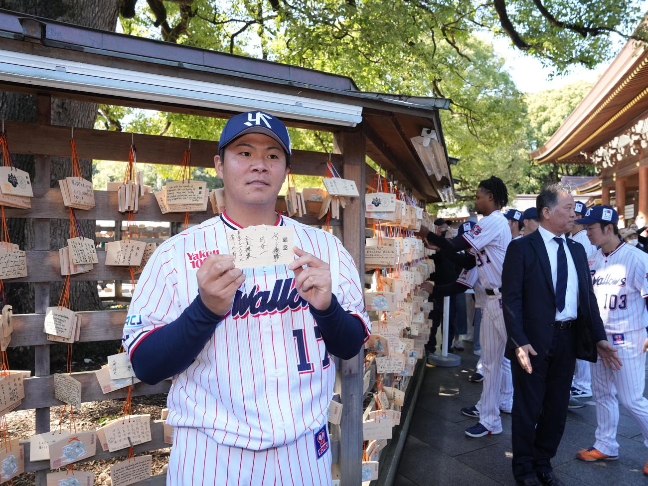 明治神宮での必勝祈願を終え絵馬を披露するヤクルト清水選手会長（撮影・小沢裕）