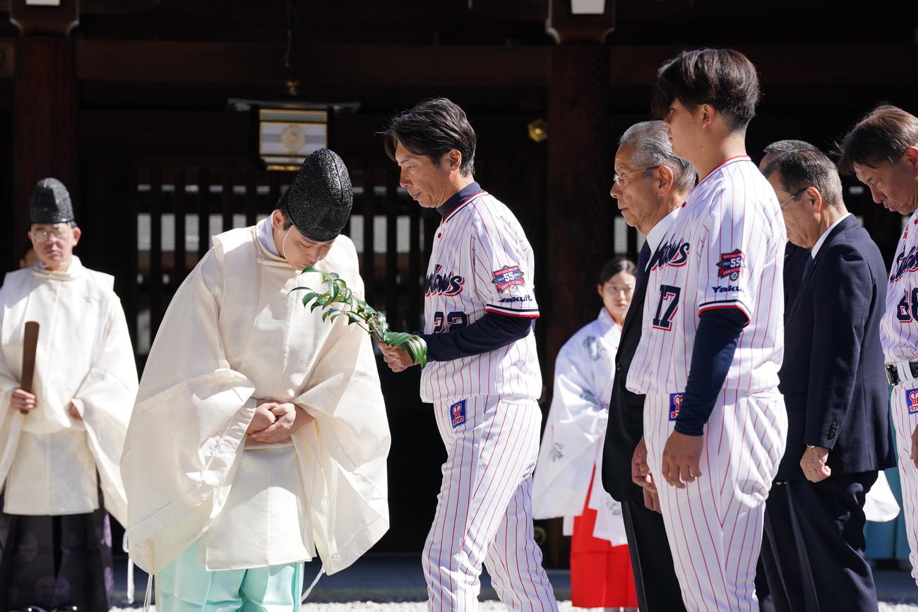 明治神宮での必勝祈願で玉串を奉納するヤクルト高津監督。右は清水選手会長（撮影・小沢裕）