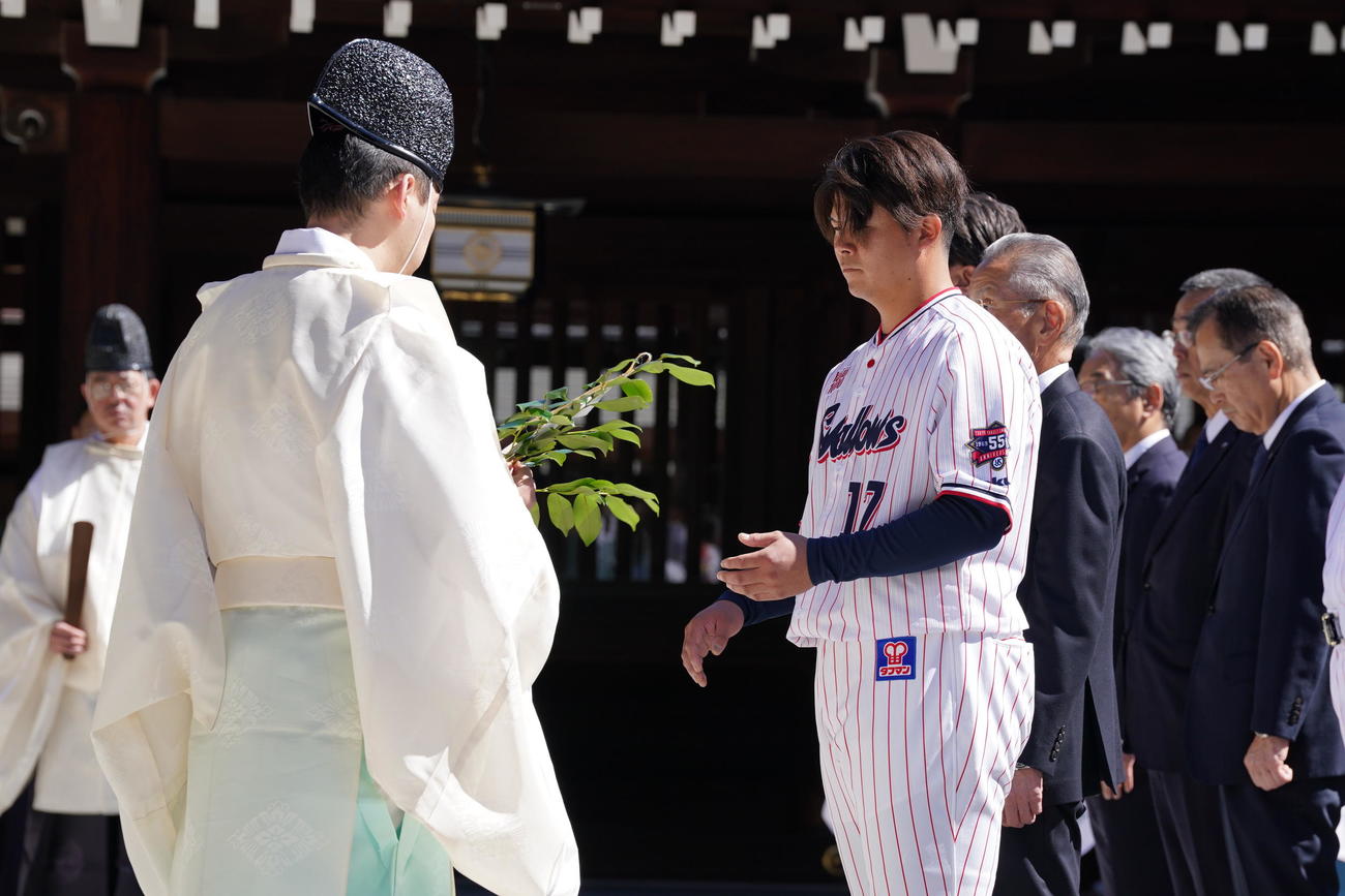明治神宮での必勝祈願で玉串を奉納するヤクルト清水選手会長（撮影・小沢裕）