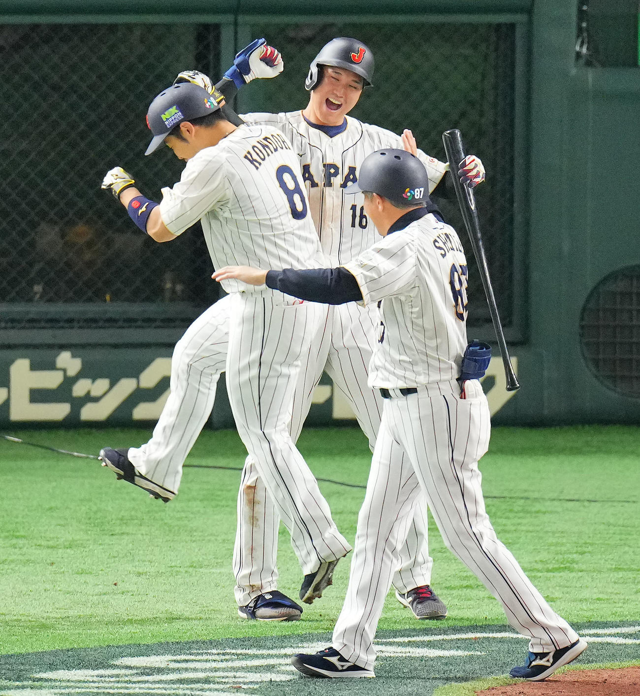 WBC日本代表（侍ジャパン）1次ラウンドB組　日本対韓国　5回裏日本無死、右越えソロ本塁打を放った近藤（左）と笑顔でタッチを交わす大谷（中央）（2023年3月10日撮影）