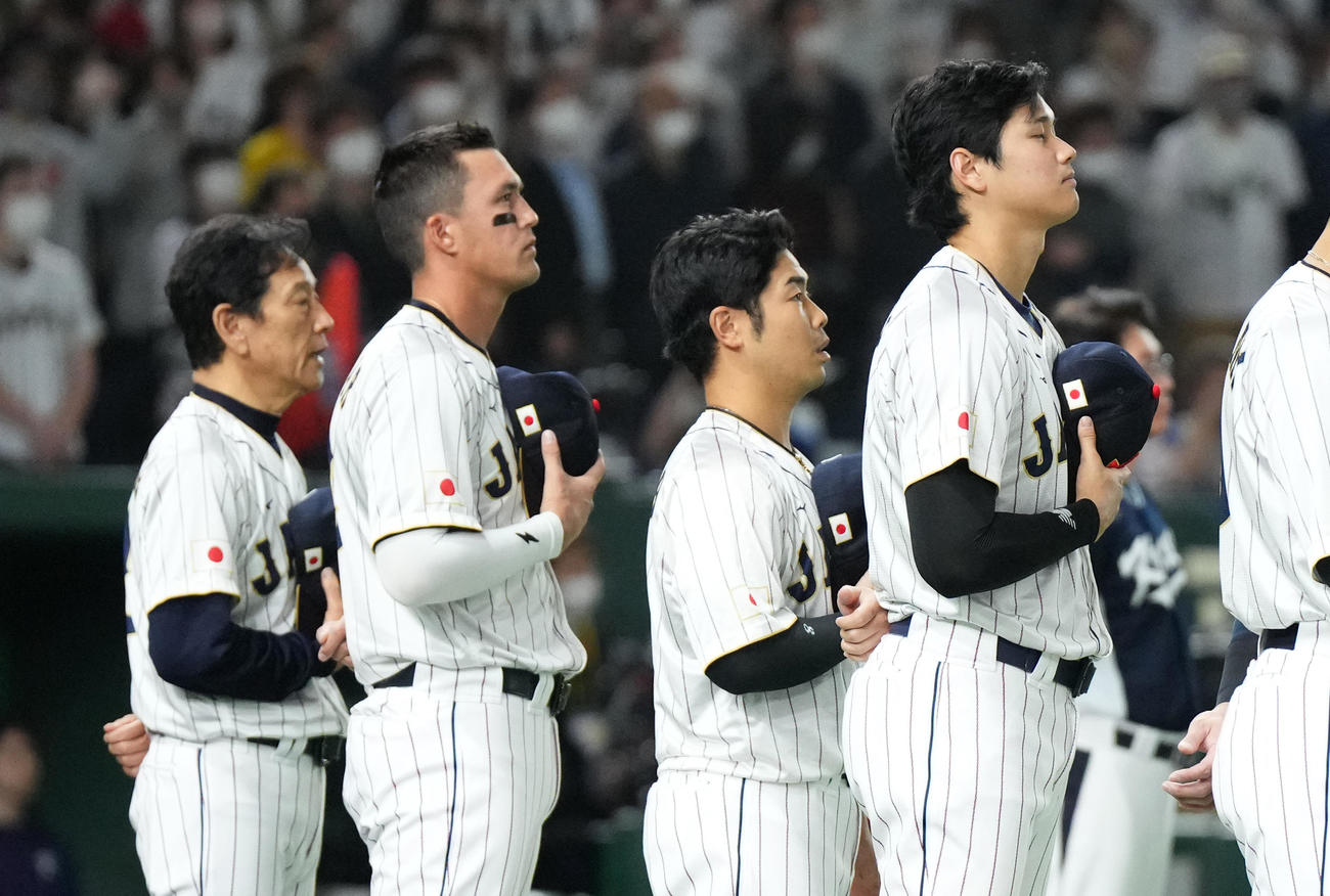 WBC日本代表（侍ジャパン）1次ラウンドB組　日本対韓国　試合前のセレモニーで整列し、君が代を斉唱する、左から栗山英樹監督、ラーズ・ヌートバー、近藤健介、大谷翔平（2023年3月10日撮影）