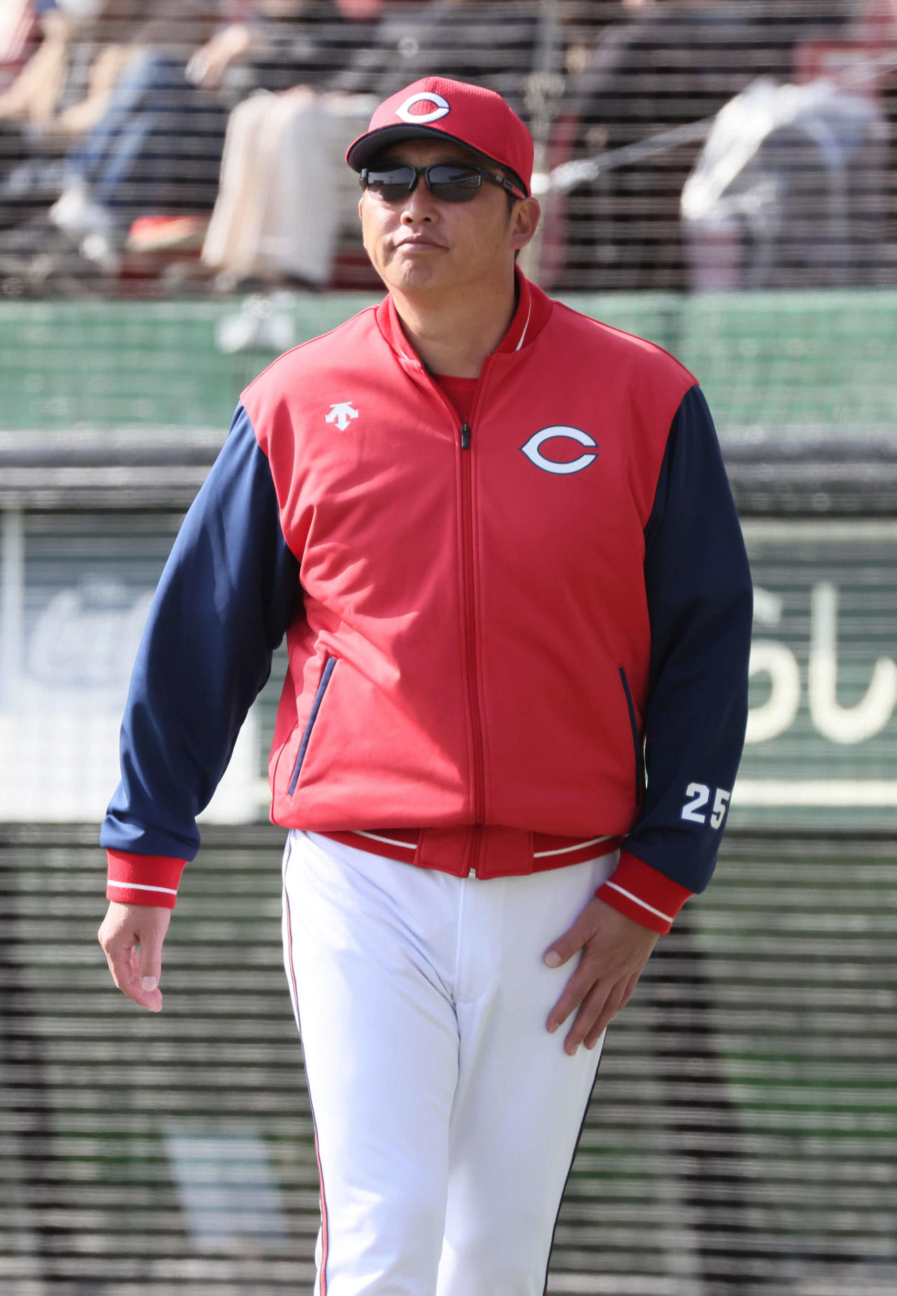 楽天対広島　6回表終了時、交代を告げる広島新井監督（撮影・加藤孝規）