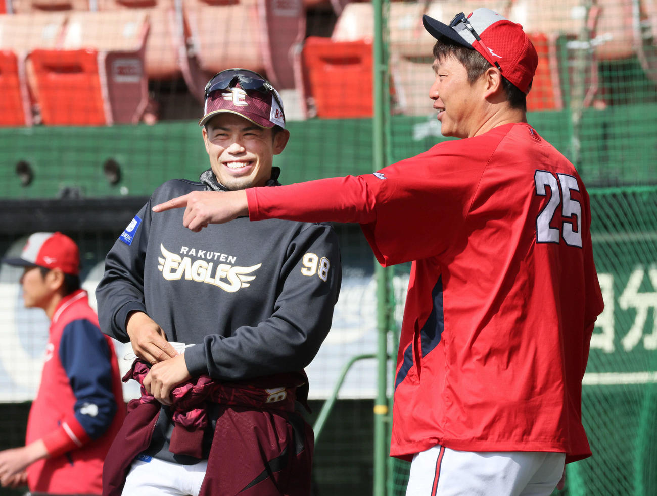 楽天対広島　試合前練習中、楽天今江監督（左）と話し合う広島新井監督（撮影・加藤孝規）