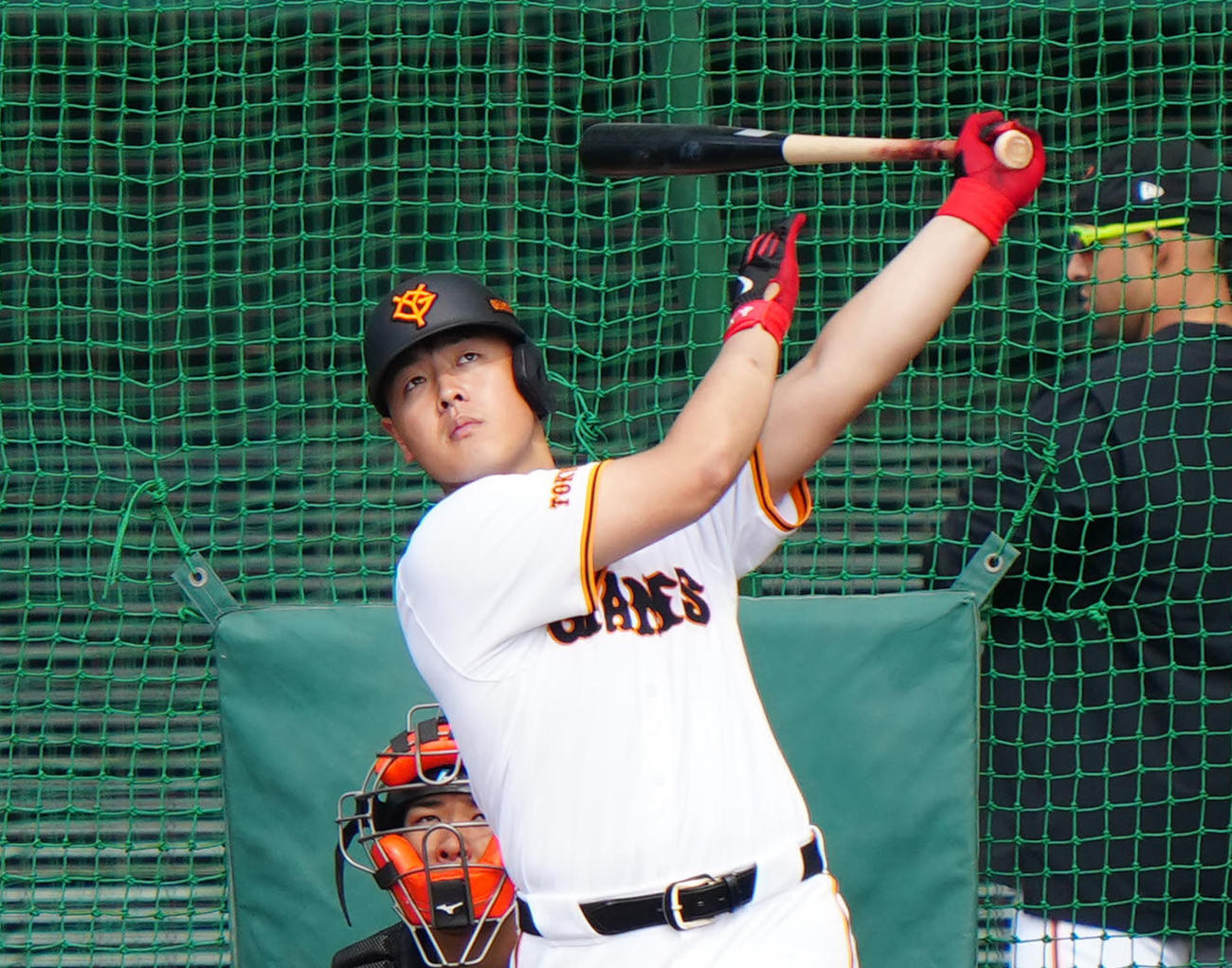 打撃練習を行う巨人岡本和（撮影・江口和貴）