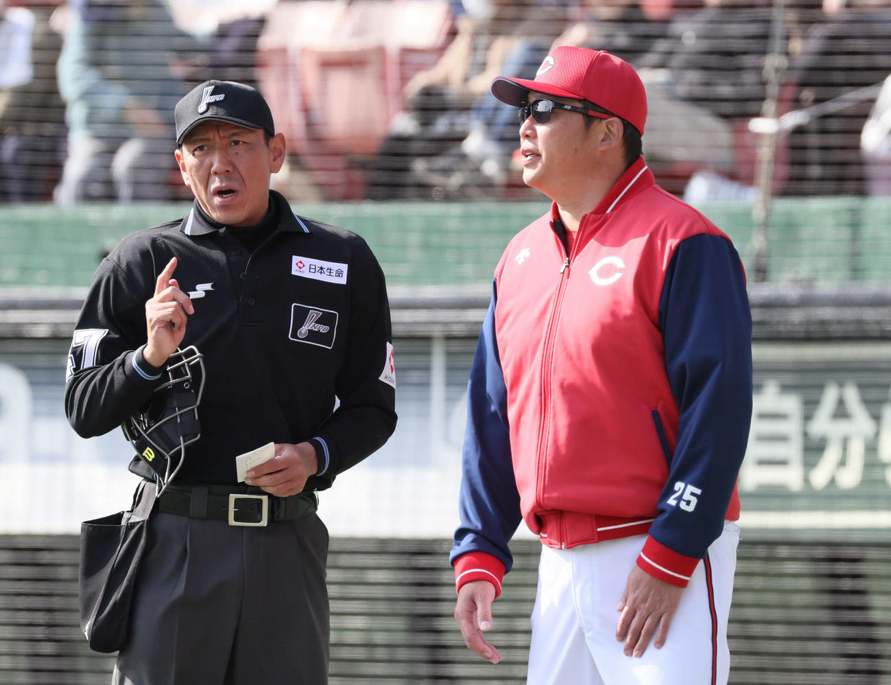楽天対広島　6回表終了時、交代を告げる広島新井監督（撮影・加藤孝規）