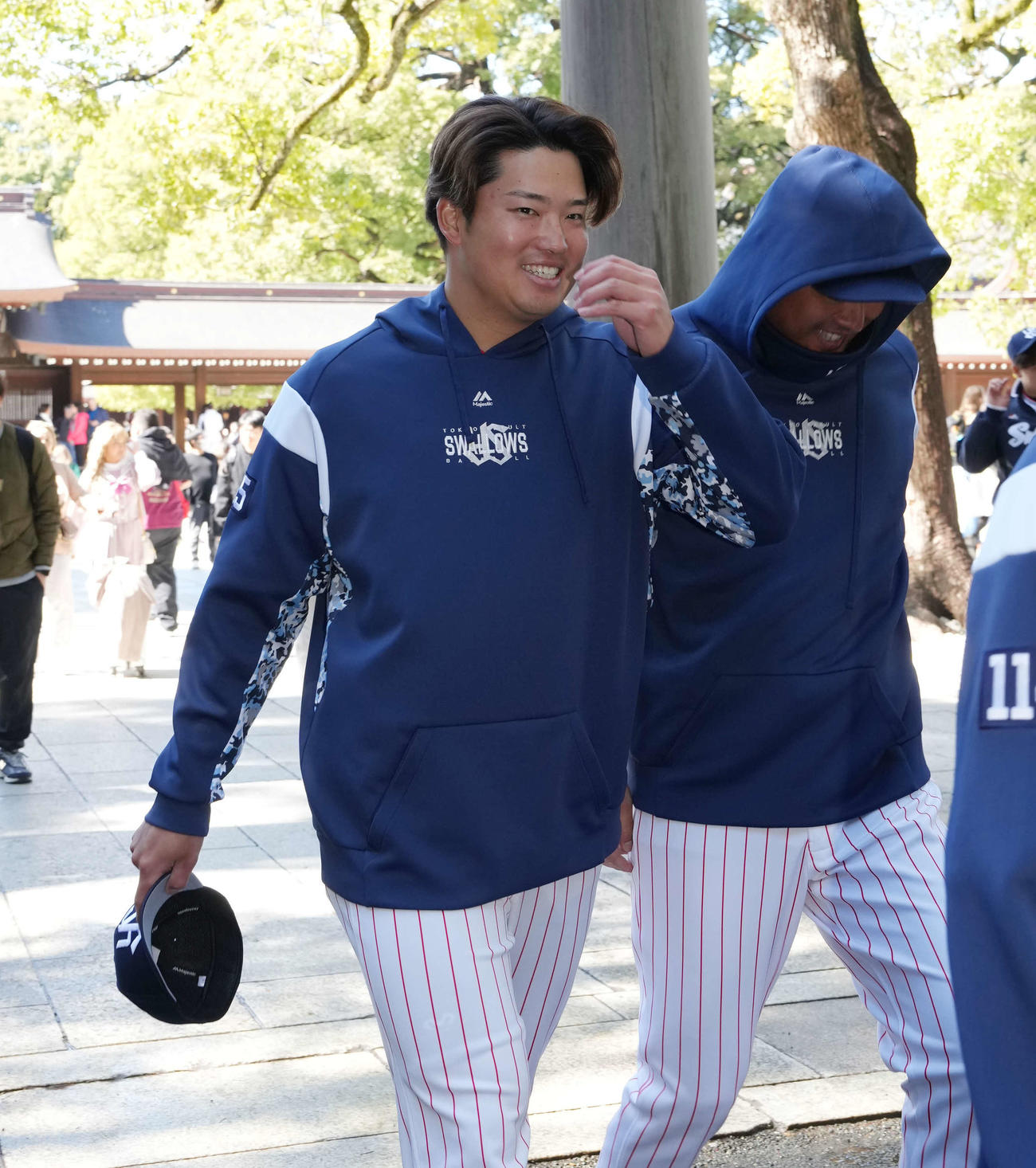 明治神宮での必勝祈願を終え引き揚げるヤクルト村上（撮影・小沢裕）
