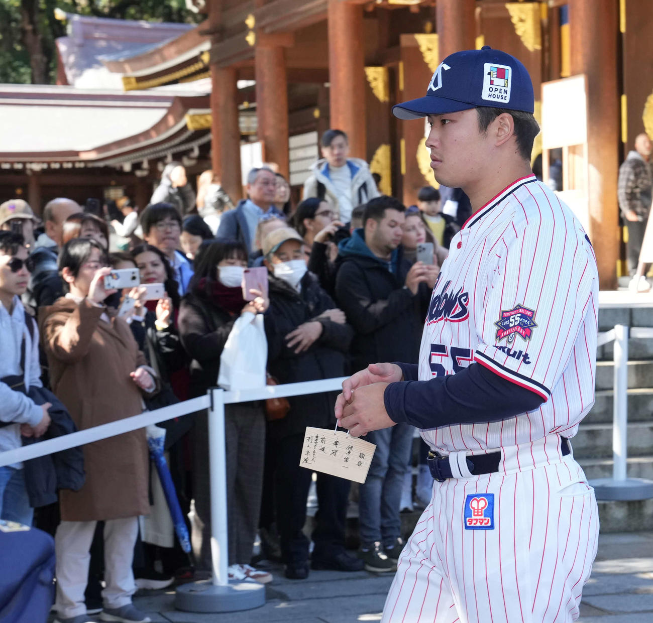 明治神宮での必勝祈願に臨み、願い事を書いた絵馬を手にするヤクルト村上（撮影・小沢裕）