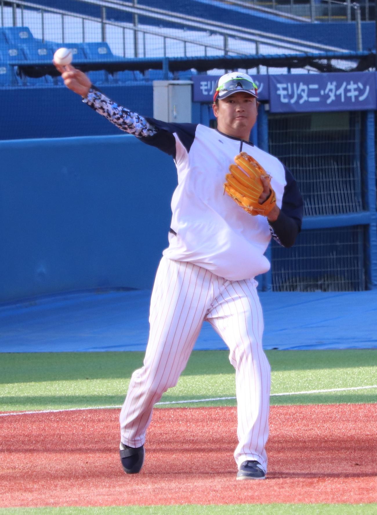 ノックを受けるヤクルト村上（撮影・古川真弥）