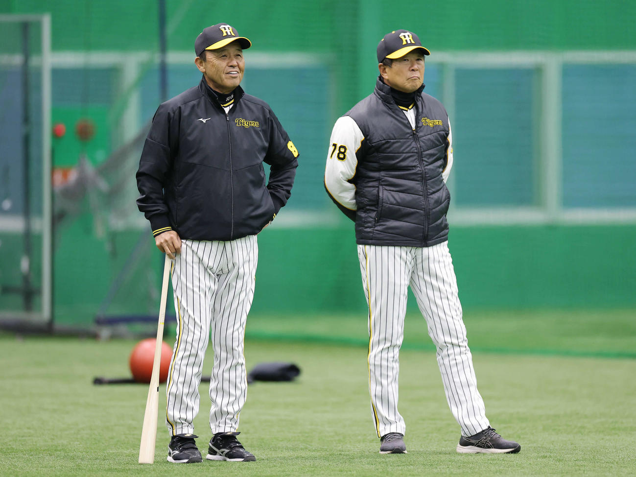 明るい表情で練習を見守る阪神岡田監督（左）。右は平田ヘッドコーチ（撮影・前田充）