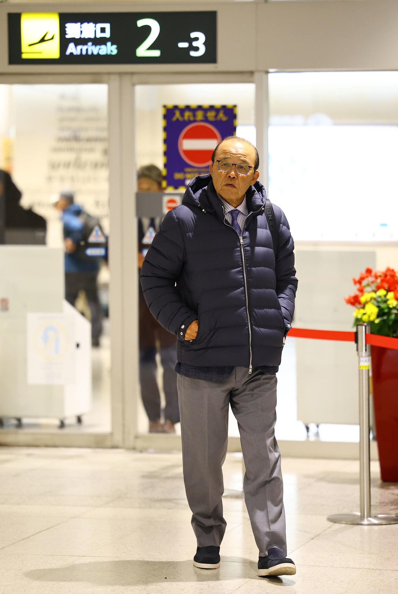 北海道に到着した岡田彰布監督（撮影・藤尾明華）