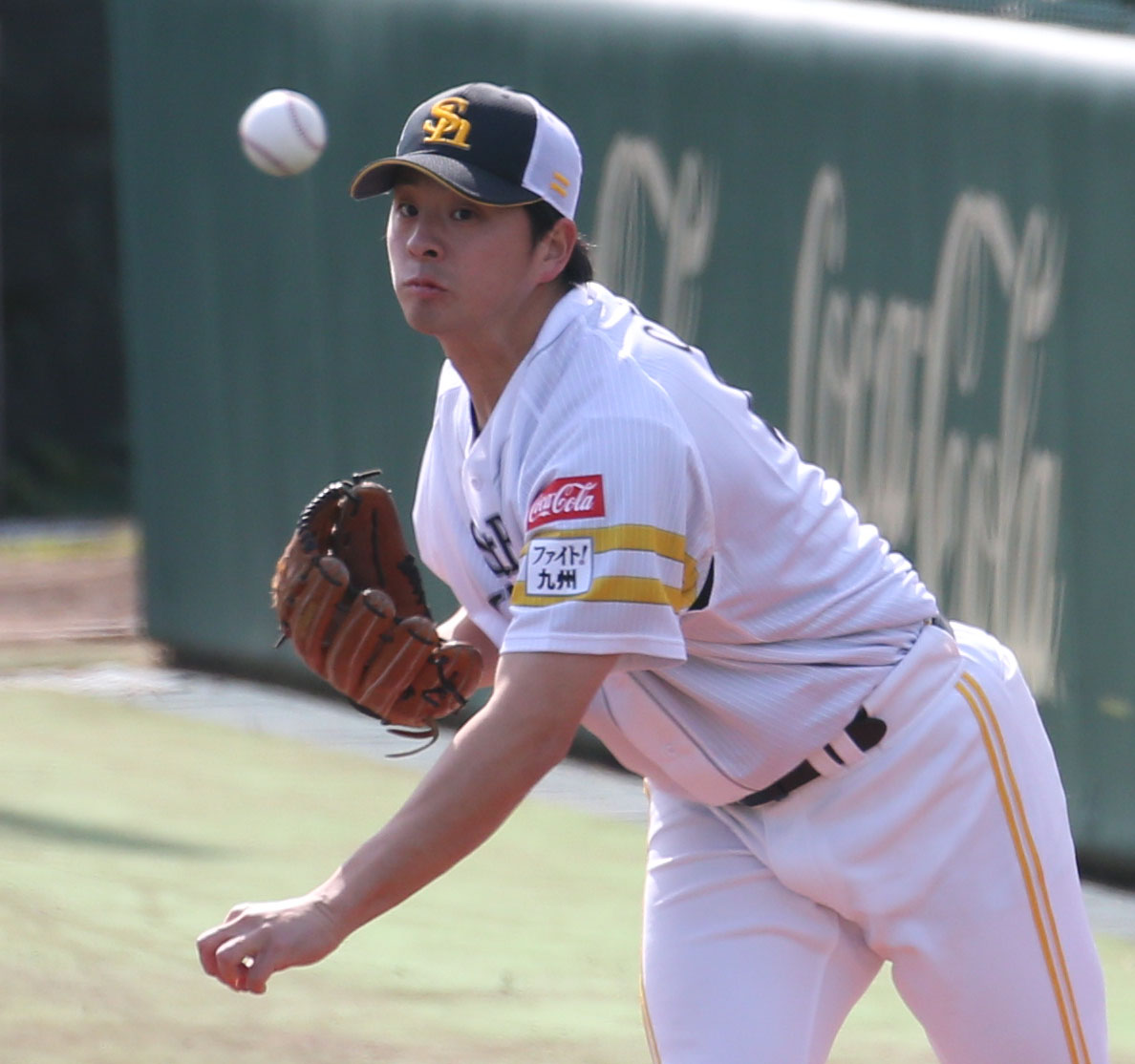ブルペンで投球するソフトバンク大関（撮影・冨田成美）