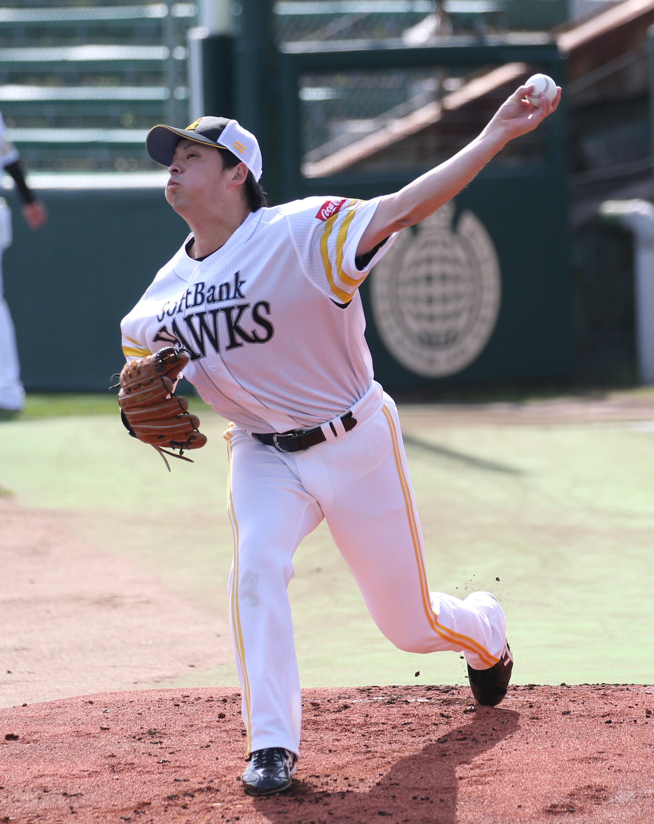 ブルペンで投球するソフトバンク大関（撮影・冨田成美）