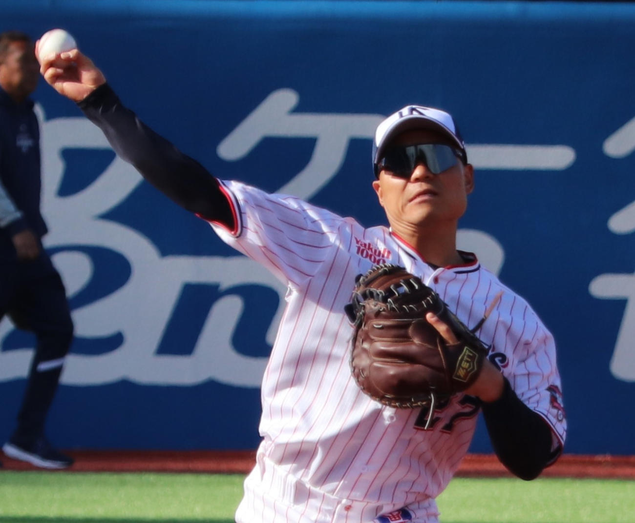ノックを受けるヤクルト中村（撮影・古川真弥）