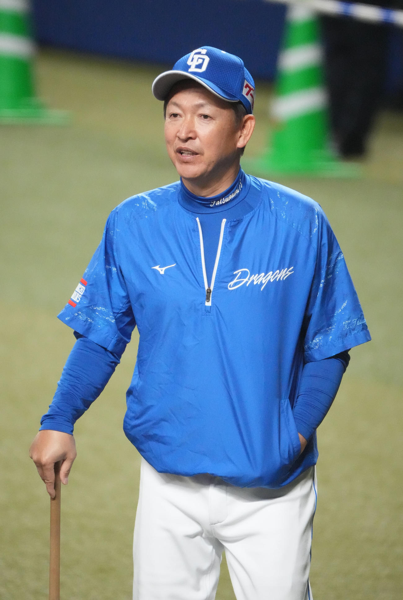 練習を見つめる立浪監督（撮影・森本幸一）
