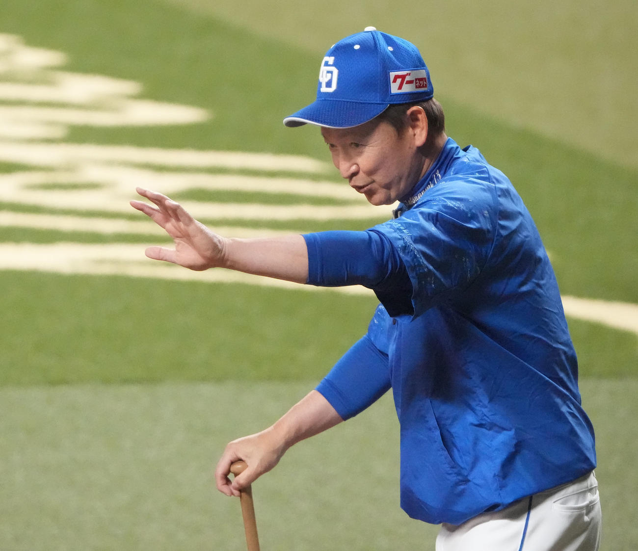 練習を見つめる立浪監督（撮影・森本幸一）