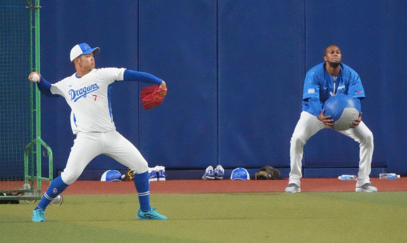 フォームを確かめながら投球練習をする根尾（左）右はマルティネス（撮影・森本幸一）