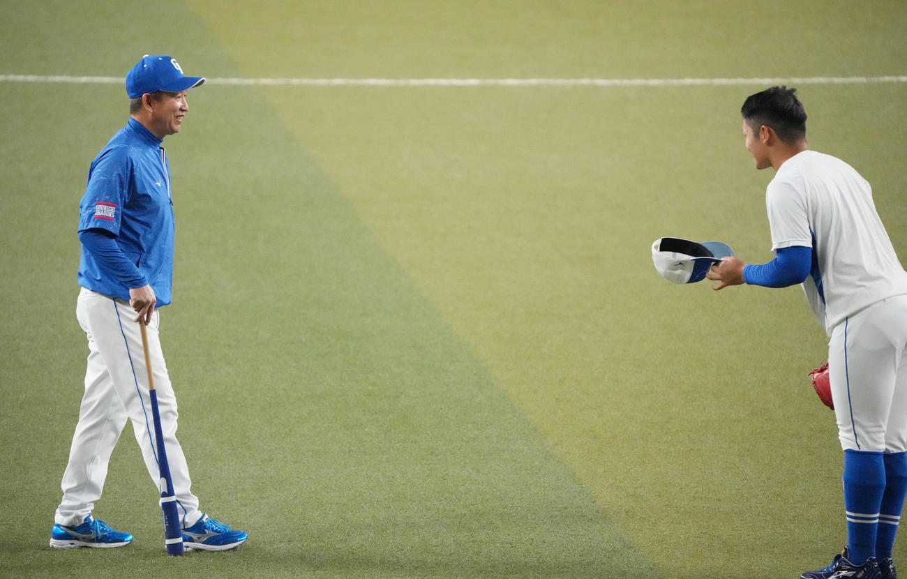 立浪監督と言葉を交わす根尾（右）（撮影・森本幸一）