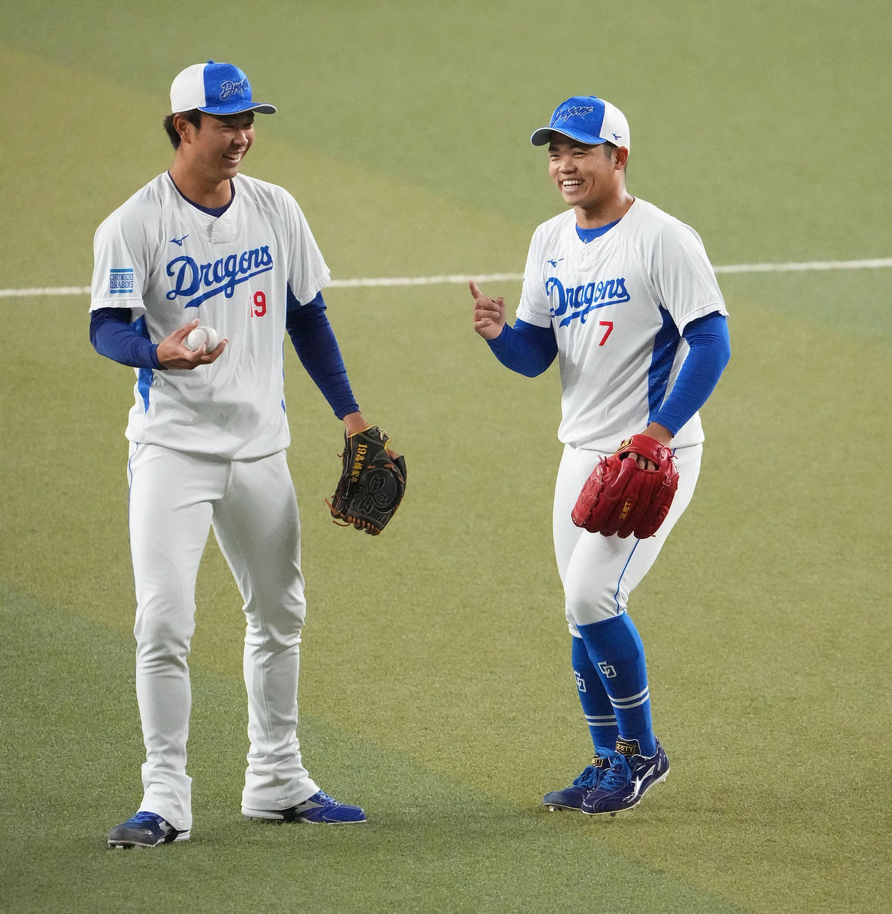 キャッチボールを終え高橋宏と談笑する根尾（右）（撮影・森本幸一）