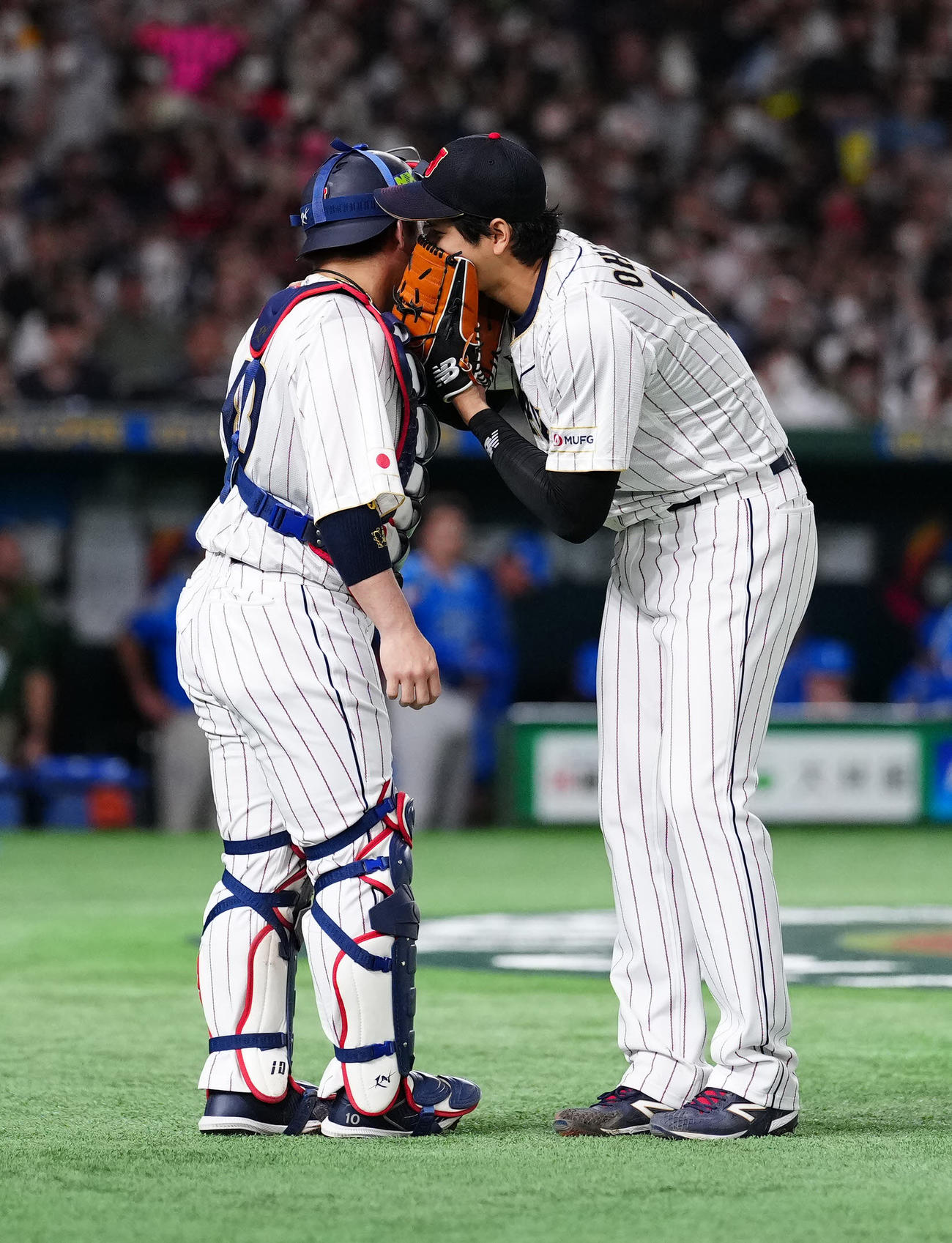 WBC日本代表（侍ジャパン）準々決勝　日本対イタリア　1回表終了後、甲斐（左）と言葉を交わす大谷（2023年3月16日撮影）