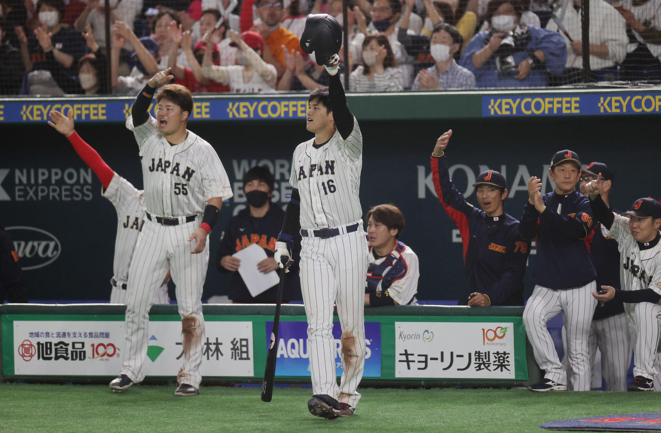 2023WBC 1次ラウンドB組　日本対チェコ　5回裏日本2死二塁、牧原が適時打を放ち盛り上がる大谷（中央）ら日本ナイン（2023年3月11日撮影）