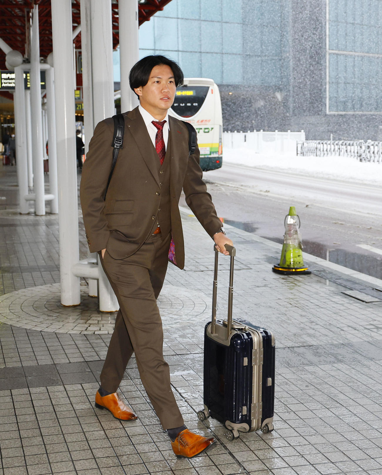 北海道に到着し、バスに向かう及川（撮影・藤尾明華）