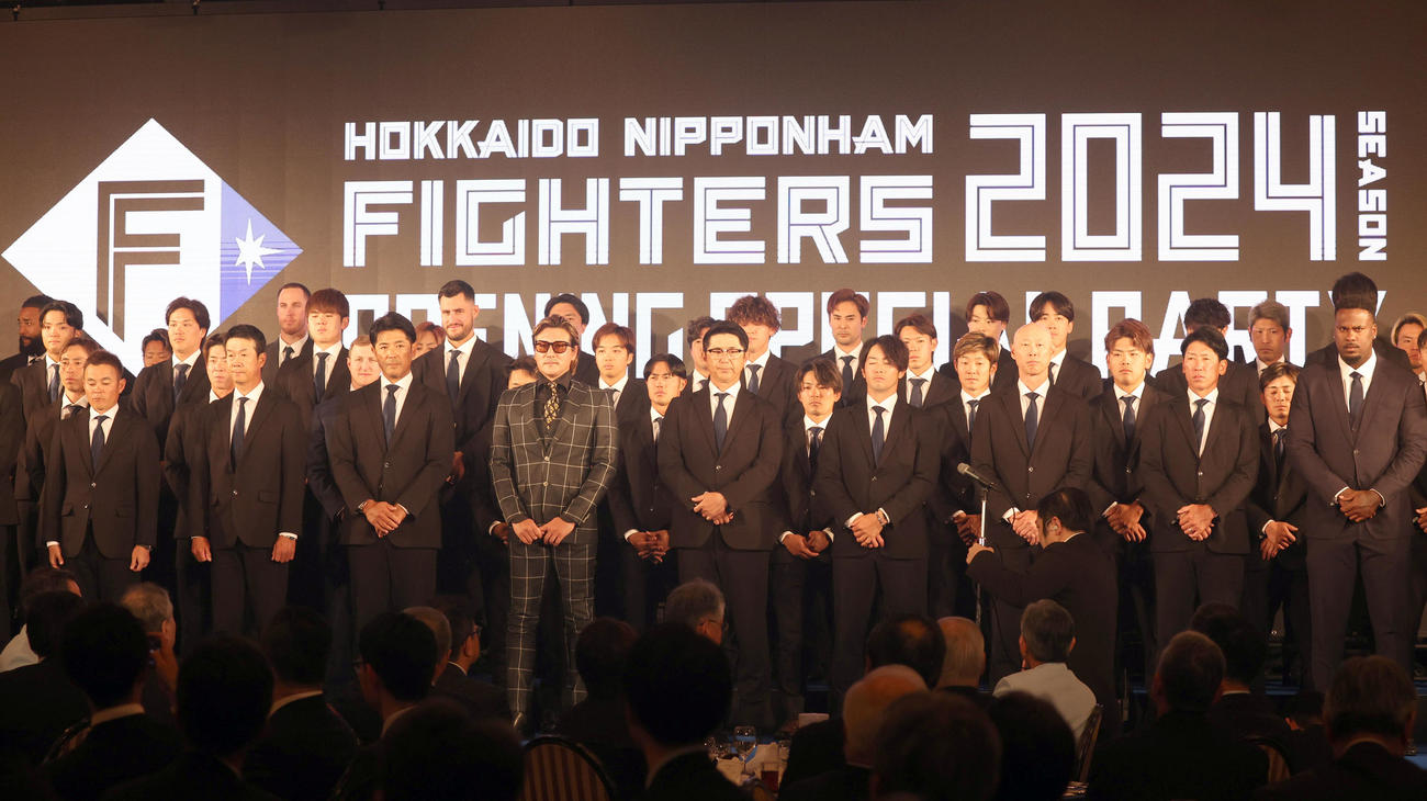 日本ハム開幕スペシャルパーティーで登壇する新庄監督と選手たち（撮影・佐藤翔太）