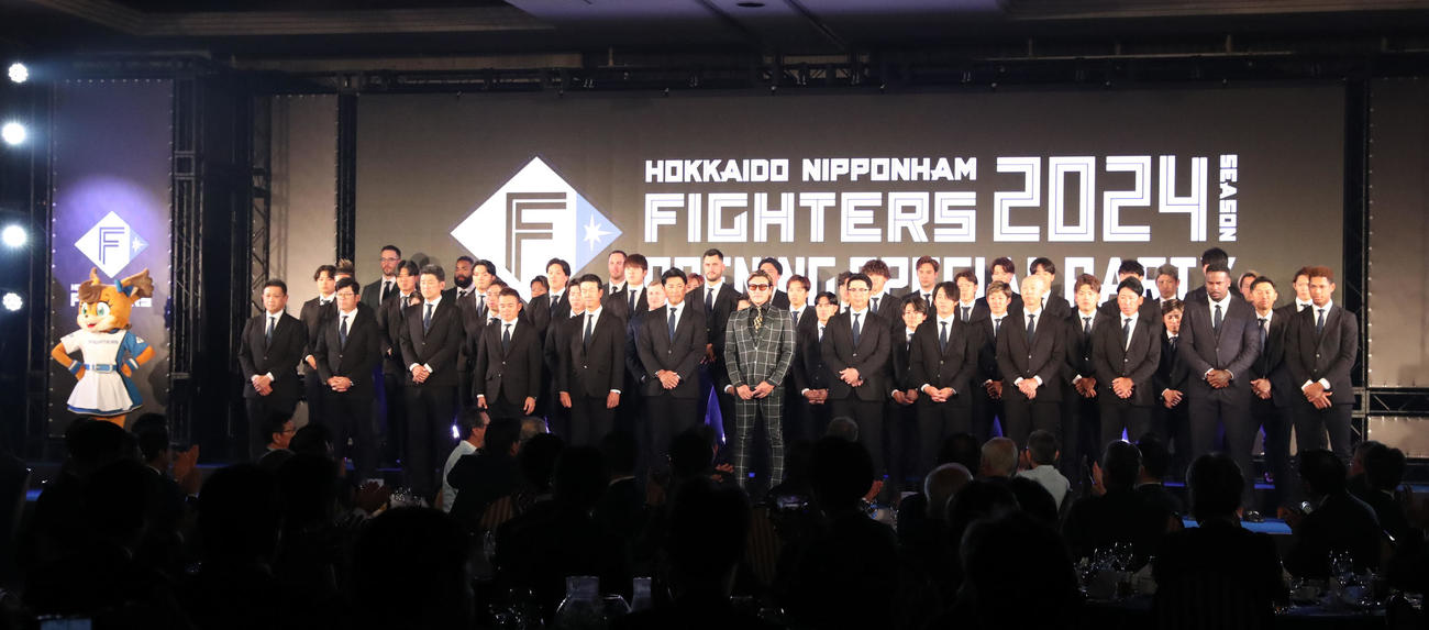 日本ハム開幕スペシャルパーティーで登壇する新庄監督と選手たち（撮影・佐藤翔太）