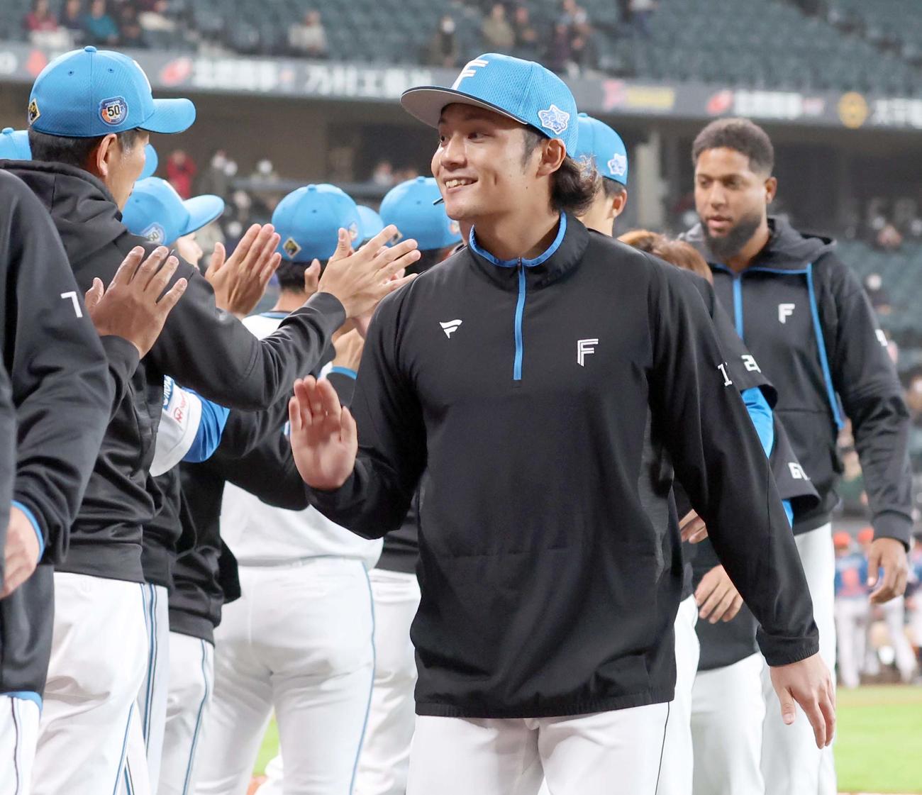 日本ハム対オイシックス新潟　試合後、笑顔の伊藤（撮影・黒川智章）