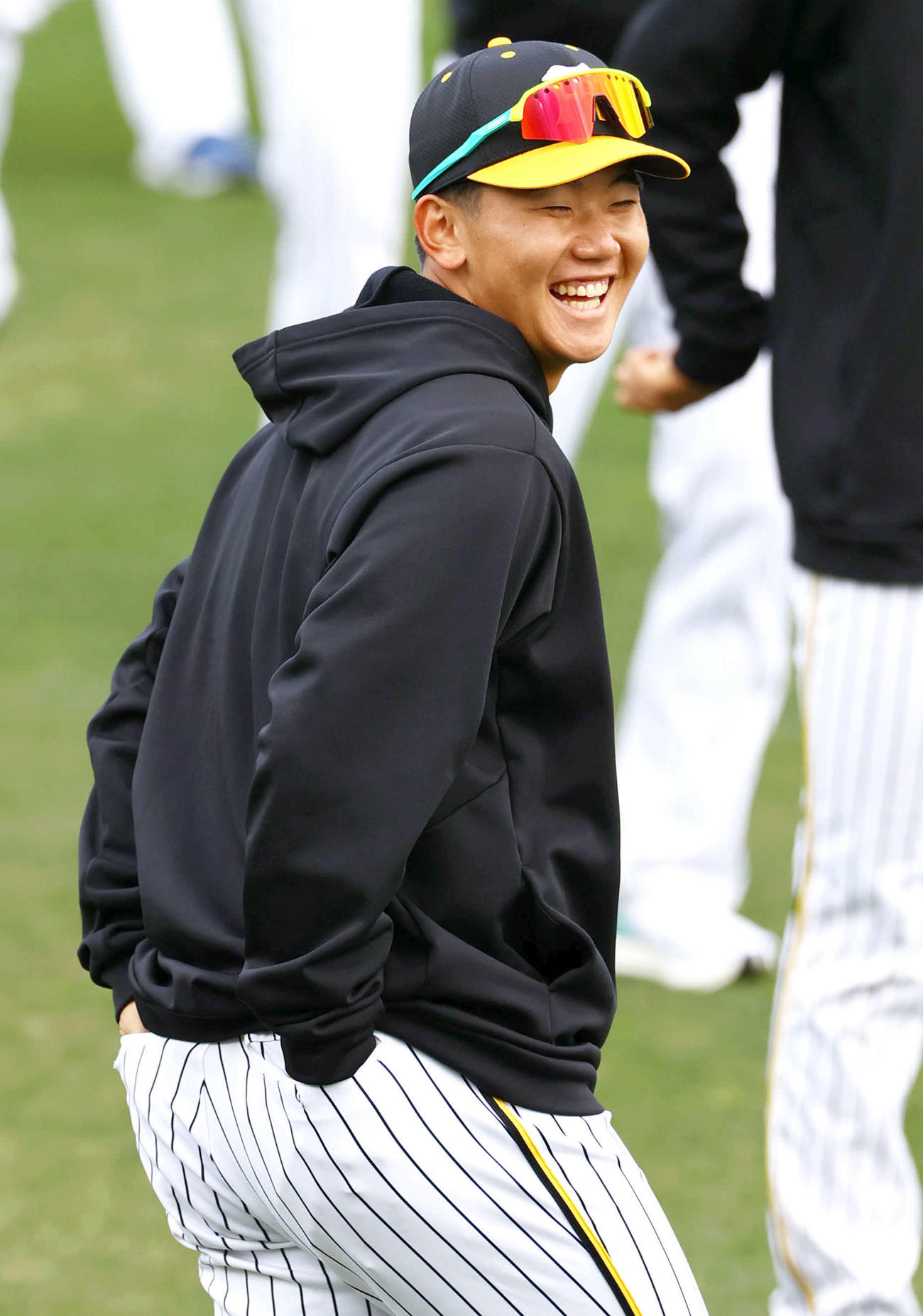 練習の合間に笑顔を見せる阪神門別（撮影・上山淳一）