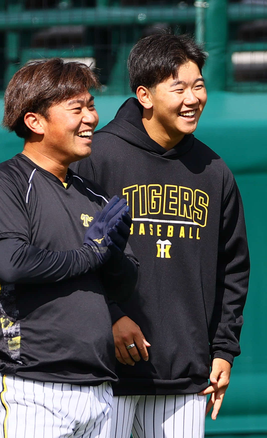 練習の合間に笑顔を見せる阪神門別。左は桐敷（撮影・上山淳一）
