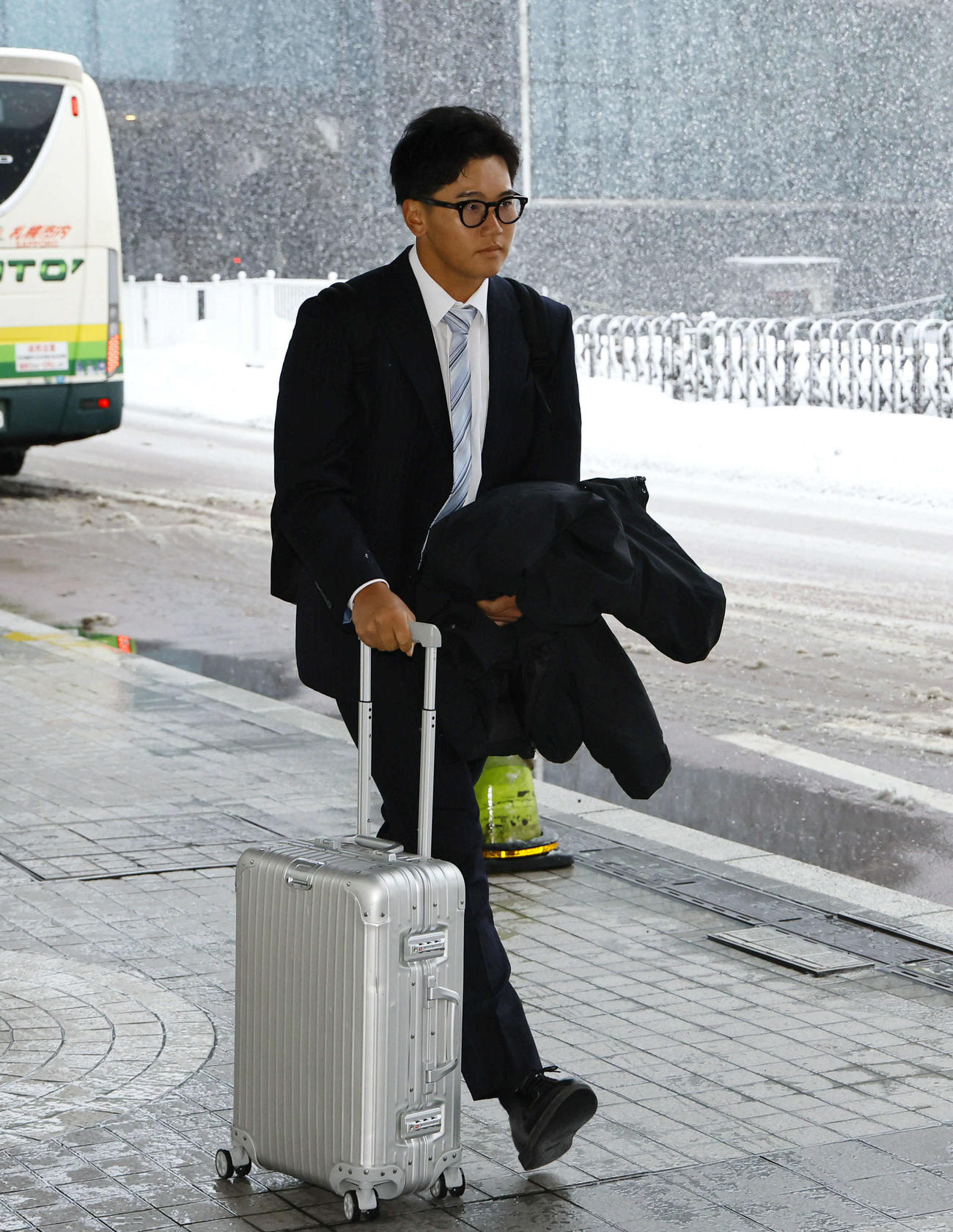 北海道に到着し、雪がふぶく中バスに向かう阪神門別（撮影・藤尾明華）