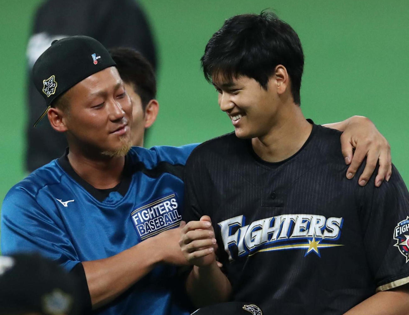 中田翔（左）に絡まれる日本ハム大谷翔平（2017年6月撮影）