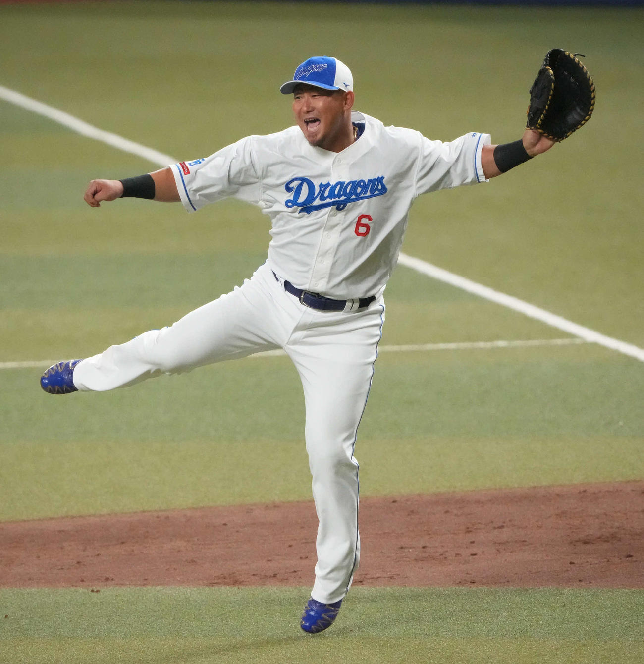 シートノックで躍動する中日中田（撮影・森本幸一）