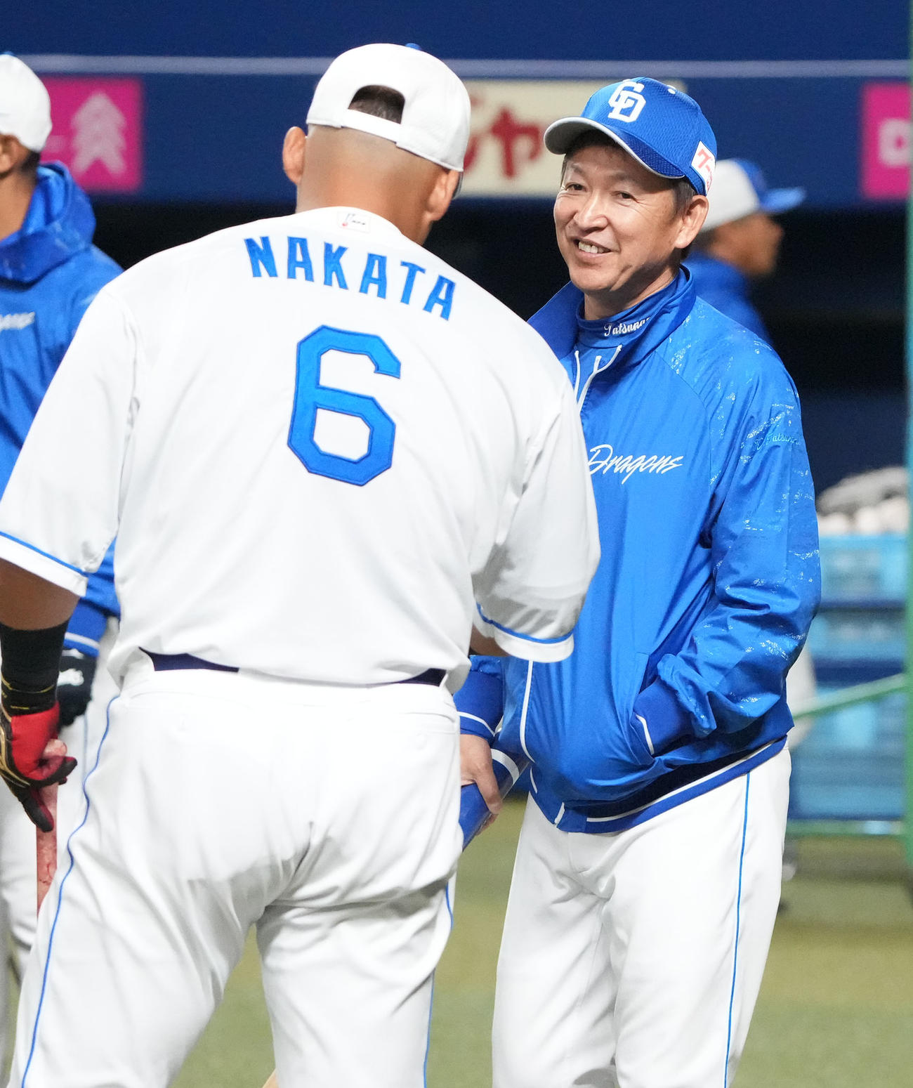 中田と言葉を交わす立浪監督（右）（撮影・森本幸一）