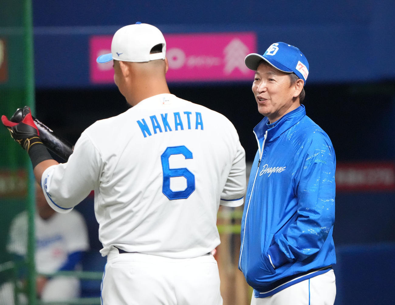 中田と言葉を交わす立浪監督（右）（撮影・森本幸一）