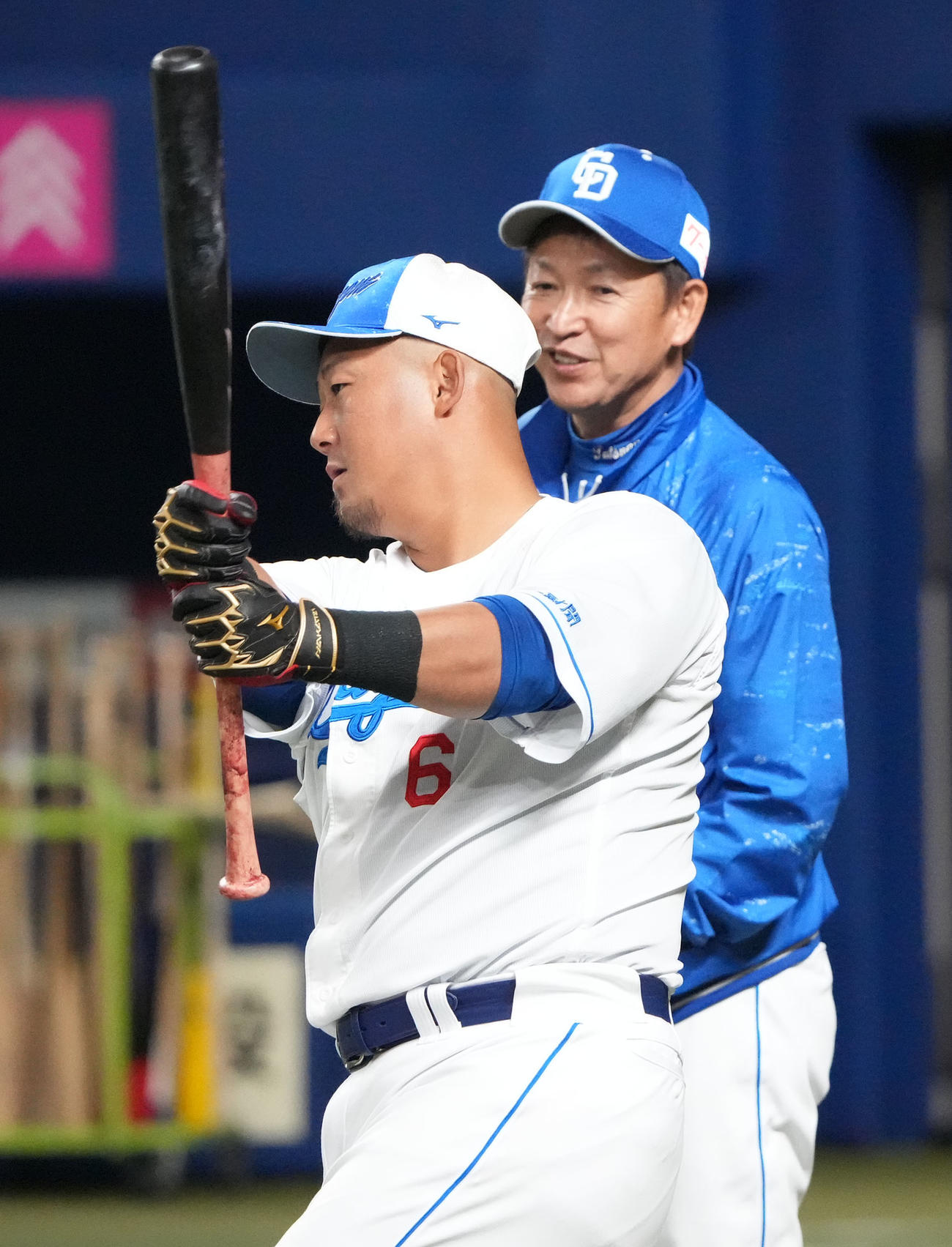 中田と言葉を交わす立浪監督（右）（撮影・森本幸一）