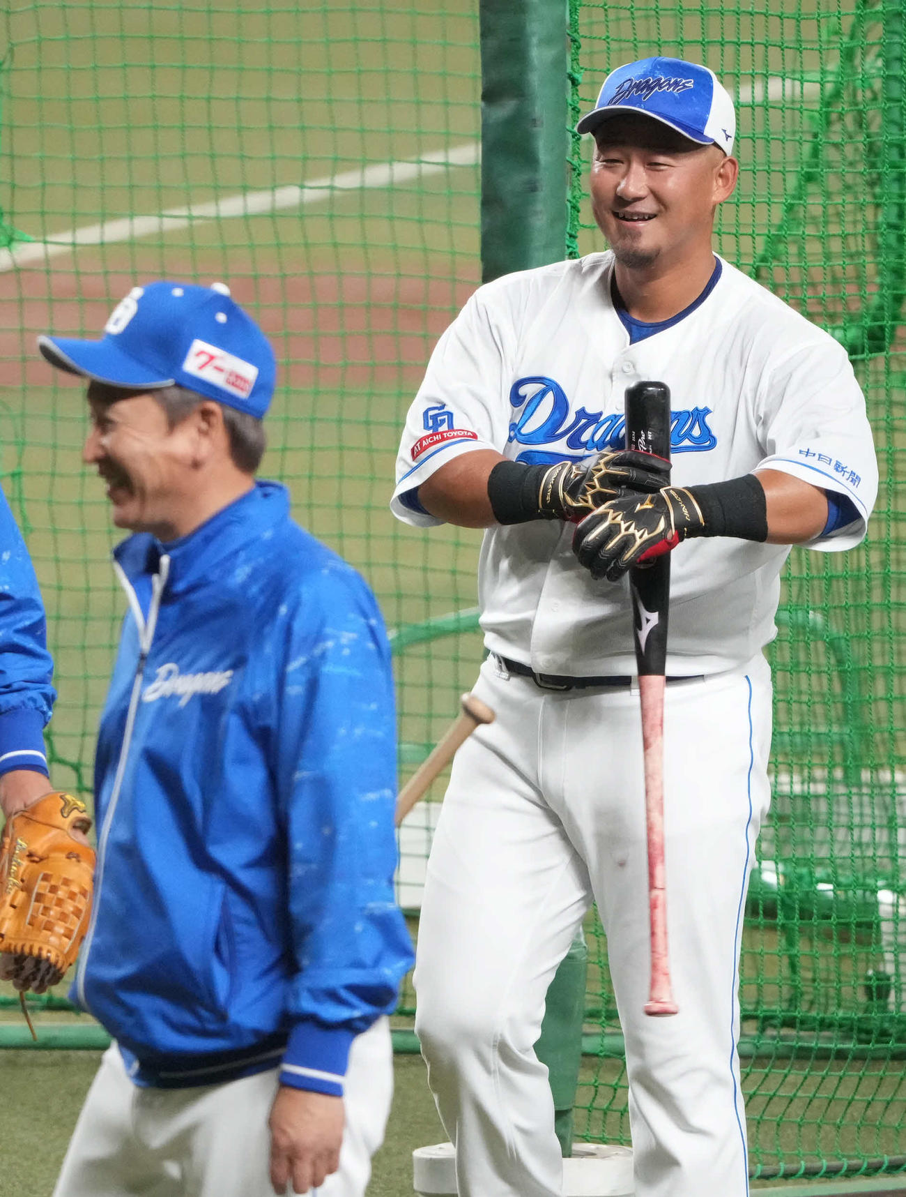 居残りでのフリー打撃練習を終え、中日立浪監督（左）と言葉を交わす中田（撮影・森本幸一）